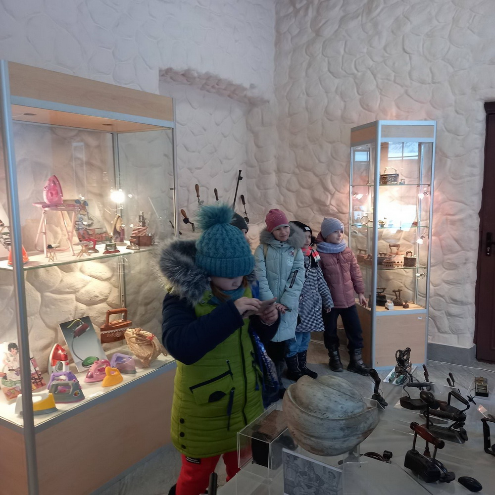 Гимназисты на выставке.