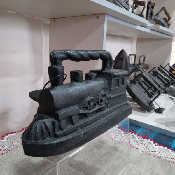 Уникальная выставка утюгов открылась в объединенном краеведческом музее на территории "Мозырского замка"