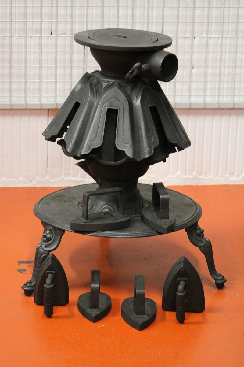 Irons museum. Collecting vintage irons. History of ironing. Музей утюга. Коллекционирование старинных утюгов. Печка № 8 Bis для утюгов. Литейные заводы и фабрики Годена-Лемэра, модель 1870 г. Коллекция Familistère de Guise (инв. № 2019-3-1). Фото: Familistère de Guise, 2019.