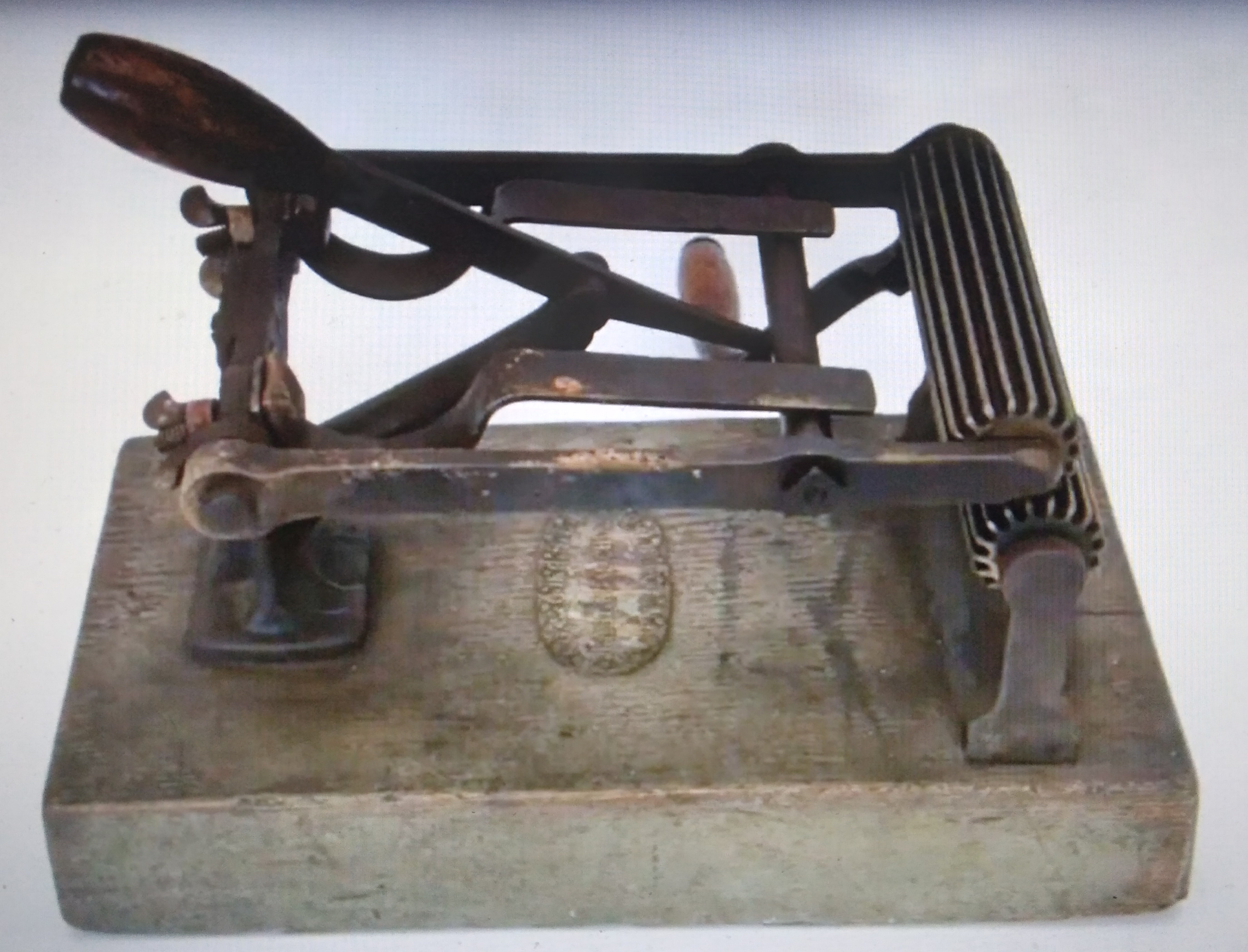 Irons museum. Collecting vintage irons. History of ironing. Музей утюга. Коллекционирование старинных утюгов. История глажения. 3 апреля 1866 года Нокс и Корристер получили первый американский патент на флутер, который был изготовлен промышленным способом. Он имеет необычный дизайн т.к. механизм находится в горизонтальной плоскости и имеет массивное деревянное основание.