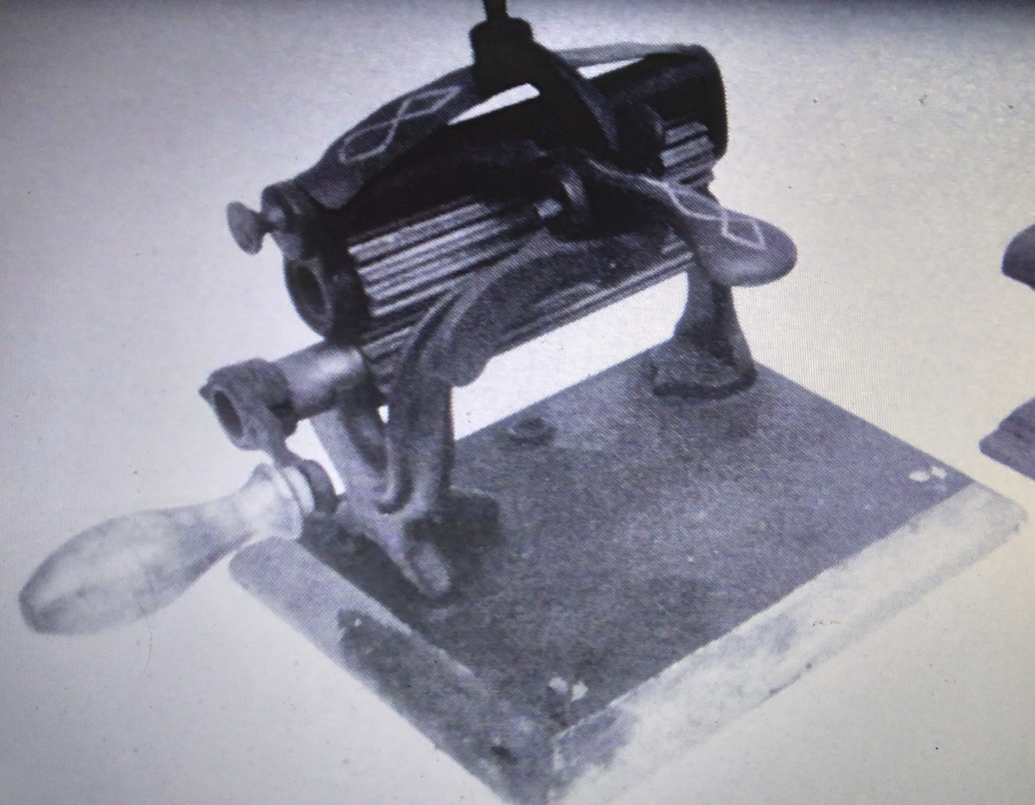 Irons museum. Collecting vintage irons. History of ironing. Музей утюга. Коллекционирование старинных утюгов. История глажения. Специальные утюги. Флутеры. Производственная компания из Цинциннати штата Огайо также использовал патент от 20 ноября 1866 года. Утюг очень похожий на ранние образцы, сделанные компанией Silverian Sun. 