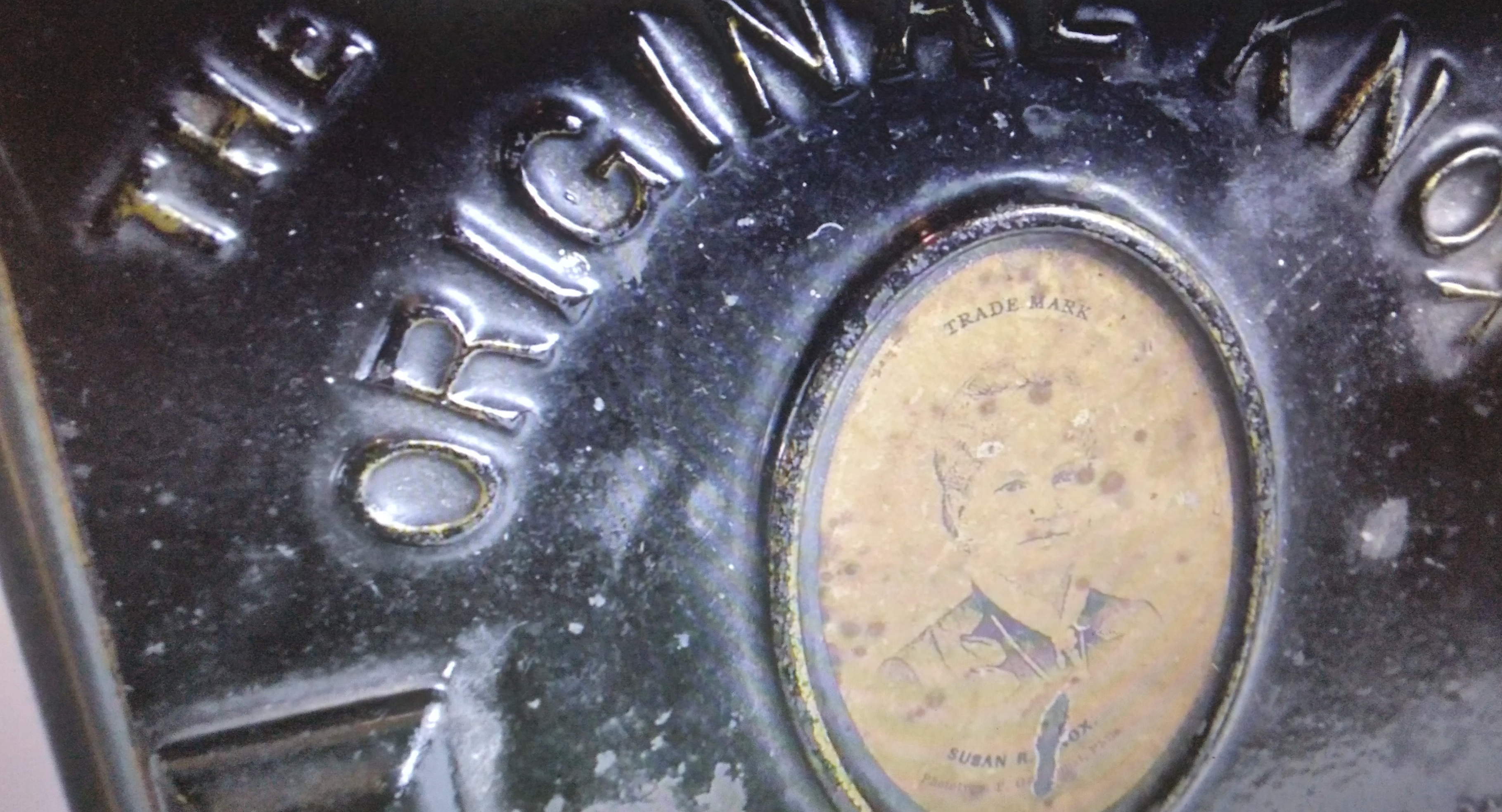 Irons museum. Collecting vintage irons. History of ironing. Музей утюга. Коллекционирование старинных утюгов. История глажения. Специальные утюги. Американская машиностроительная компания выпустила "Оригинальный Нокс"" 26 апреля 1870 года, и повторно 3 июля 1877 года. Имя Susan было широко распространено на оригинальных флутерах.