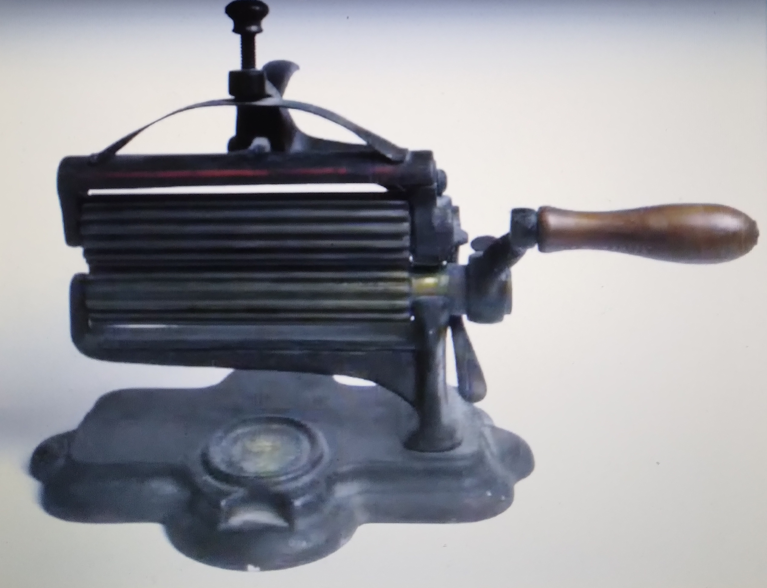 Irons museum. Collecting vintage irons. History of ironing. Музей утюга. Коллекционирование старинных утюгов. История глажения. Специальные утюши. А вот "Knox Imperial" (Нокс империал), очень красивый машинный флутер с пружинным рычагом размещенным посередине и очень необычным основанием. 