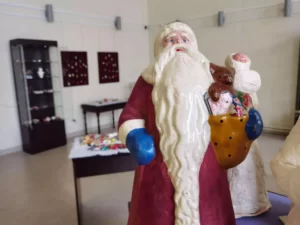 «Люблю Новый год больше всех праздников». Белоруска собрала более пяти тысяч елочных игрушек