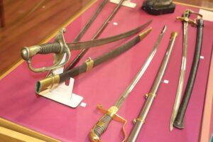 В Лидском замке открылась выставка холодного оружия из частной коллекции