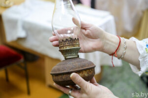 Культработник из Логойского района собирает уникальные керосиновые лампы и изучает старинные свадебные наряды