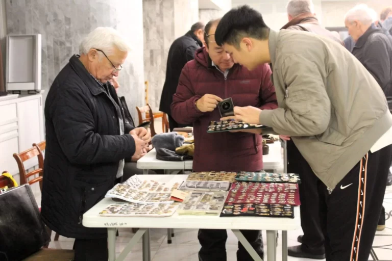 От пивных крышек до утюгов. В столице прошла встреча коллекционеров