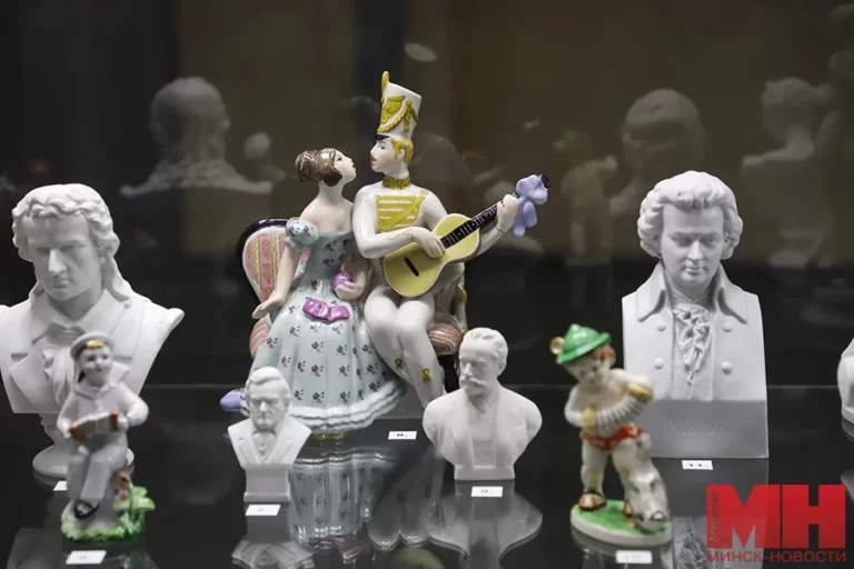 Бюст Адама Мицкевича и цветастый бык. Что еще увидели на выставке фарфора в Национальной библиотеке