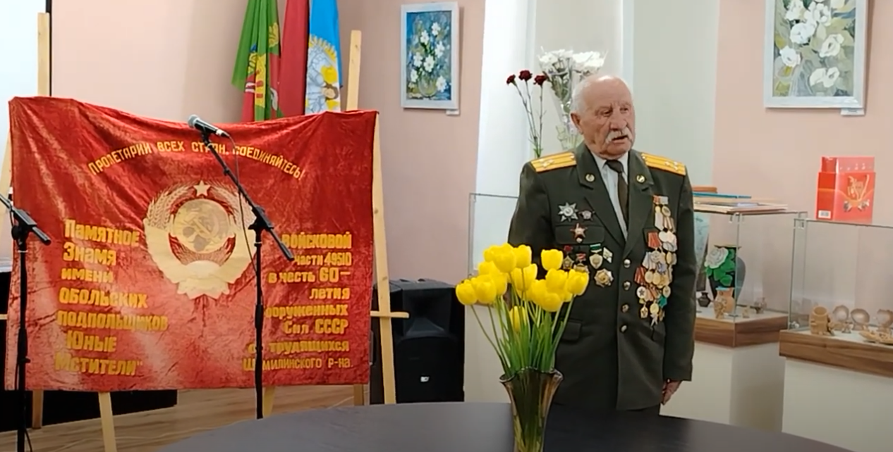 Передача памятного знамени Шумилинскому краеведческому музею
