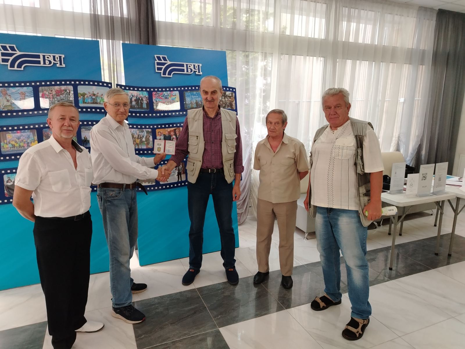 Вручение знака "Почетный коллекционер БелРООК"