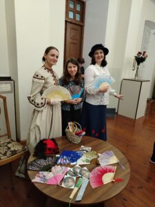 Выставка «Мир веера» из коллекции «Музей «Замковый комплекс «Мир».