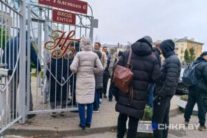 Очередь, "перекупы" и "карусели": у Нацбанка бешеный ажиотаж – вы удивитесь