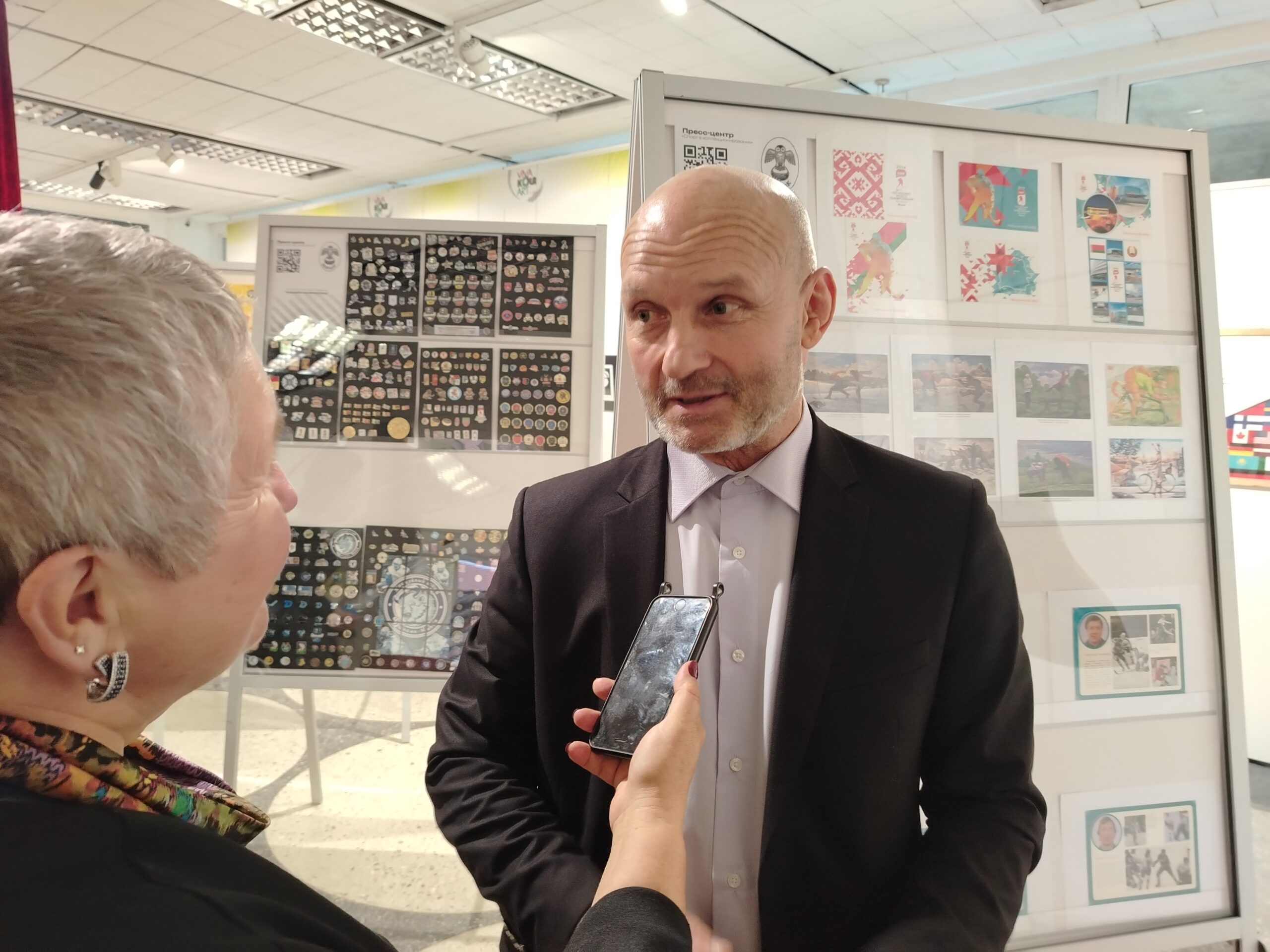 Коллекционер Георгий Дорбуашвили на выставке VIVA KOLA ART