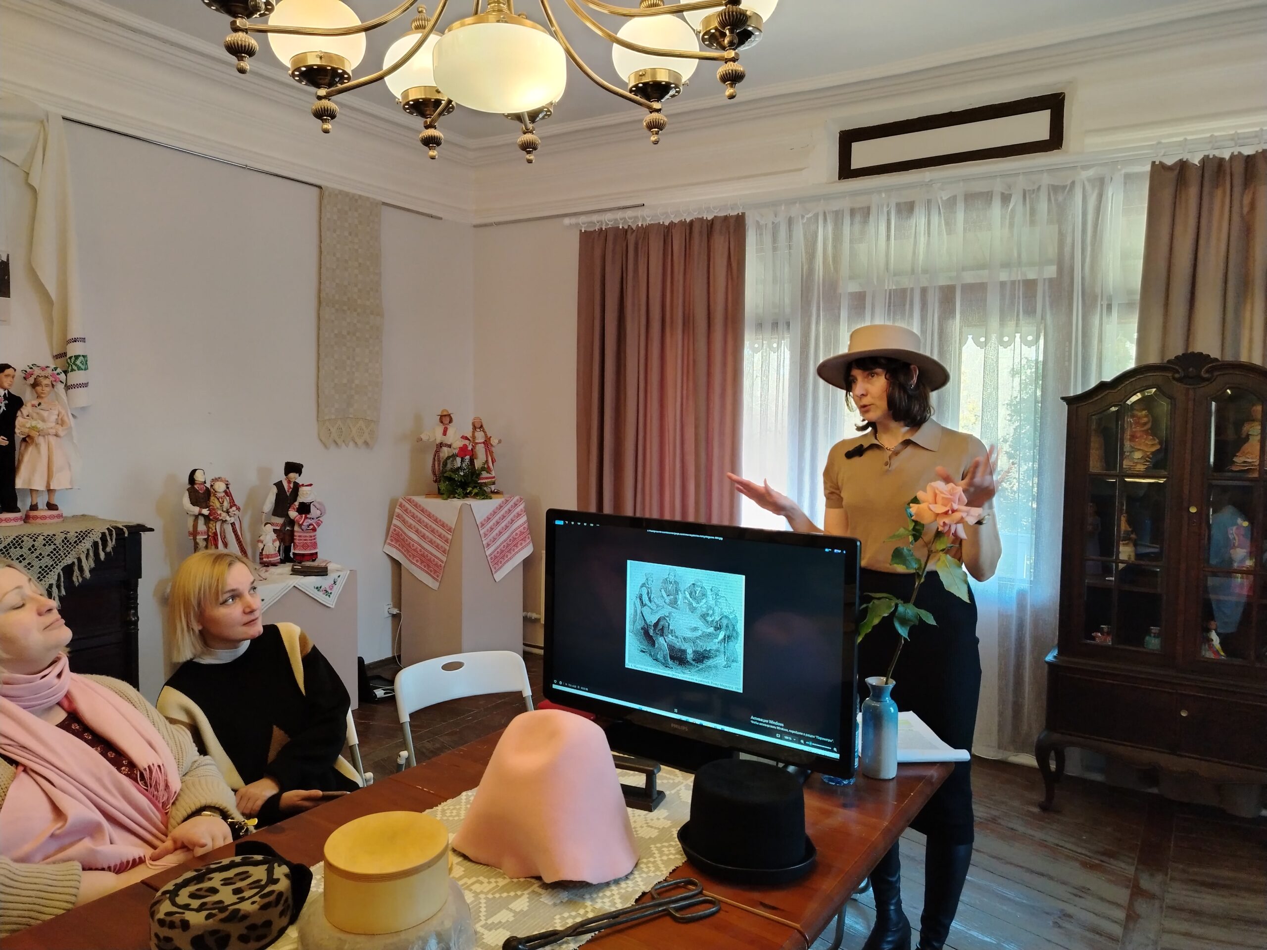 Лекция «История создания фетровых шляп» на выставке «Утюги: эволюция дизайна и формы»