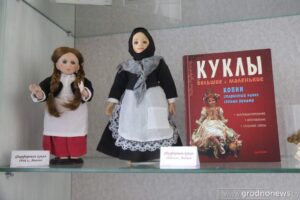 Необычная кукольная выставка открылась в библиотеке имени Карского