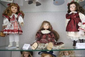 Необычная кукольная выставка открылась в библиотеке имени Карского