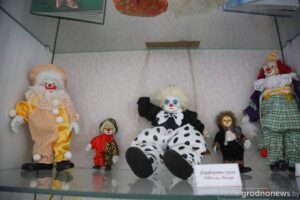 Необычная кукольная выставка открылась в библиотеке имени Карского