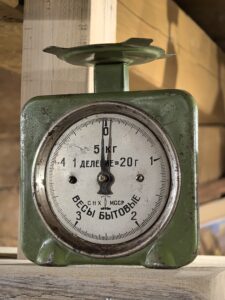 Репортаж с открытия выставки "Утюги, весы, домашний быт"