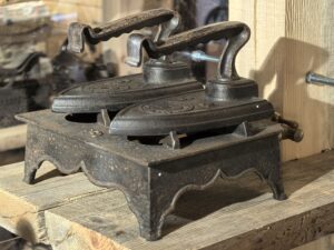 Репортаж с открытия выставки "Утюги, весы, домашний быт"