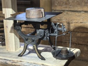 Репортаж с открытия выставки "Утюги, весы, домашний быт"