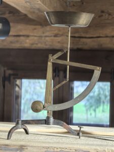 Репортаж с открытия выставки "Утюги, весы, домашний быт"