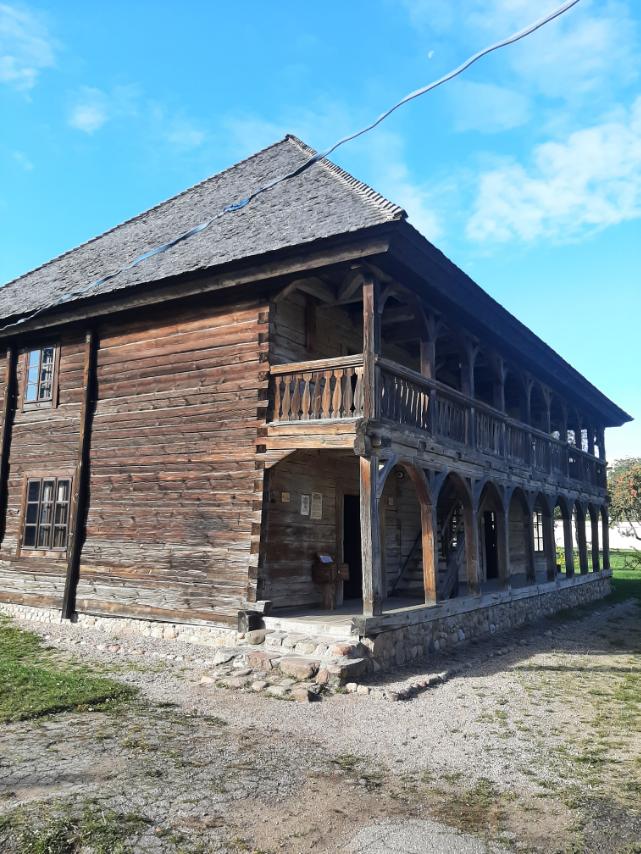 Начала работать выставка старинных утюгов