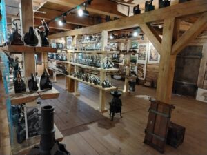 Начала работать выставка старинных утюгов