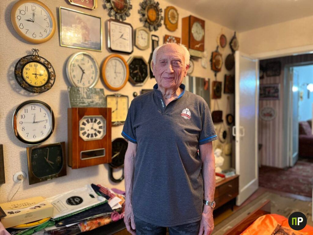 Житель Мачулищей собрал огромную коллекцию часов. Он их ремонтирует больше 30 лет