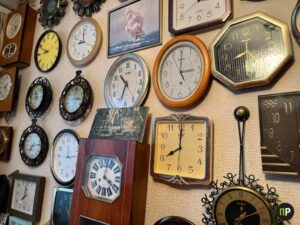 Житель Мачулищей собрал огромную коллекцию часов. Он их ремонтирует больше 30 лет