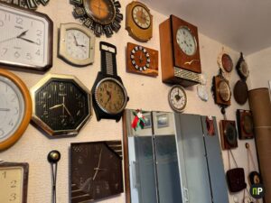Житель Мачулищей собрал огромную коллекцию часов. Он их ремонтирует больше 30 лет