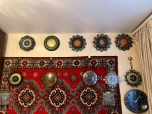 Житель Мачулищей собрал огромную коллекцию часов. Он их ремонтирует больше 30 лет