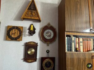 Житель Мачулищей собрал огромную коллекцию часов. Он их ремонтирует больше 30 лет