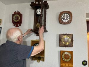 Житель Мачулищей собрал огромную коллекцию часов. Он их ремонтирует больше 30 лет