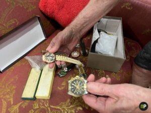 Житель Мачулищей собрал огромную коллекцию часов. Он их ремонтирует больше 30 лет