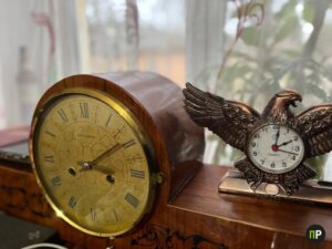 Житель Мачулищей собрал огромную коллекцию часов. Он их ремонтирует больше 30 лет