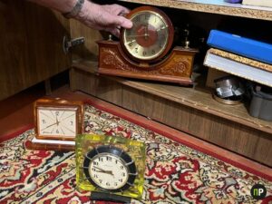 Житель Мачулищей собрал огромную коллекцию часов. Он их ремонтирует больше 30 лет