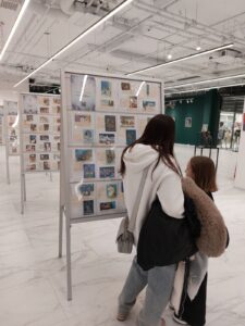 Новые грани искусства в арт-пространстве VivaKolaArt. Новогоднее настроение в ТЦ Призма.
