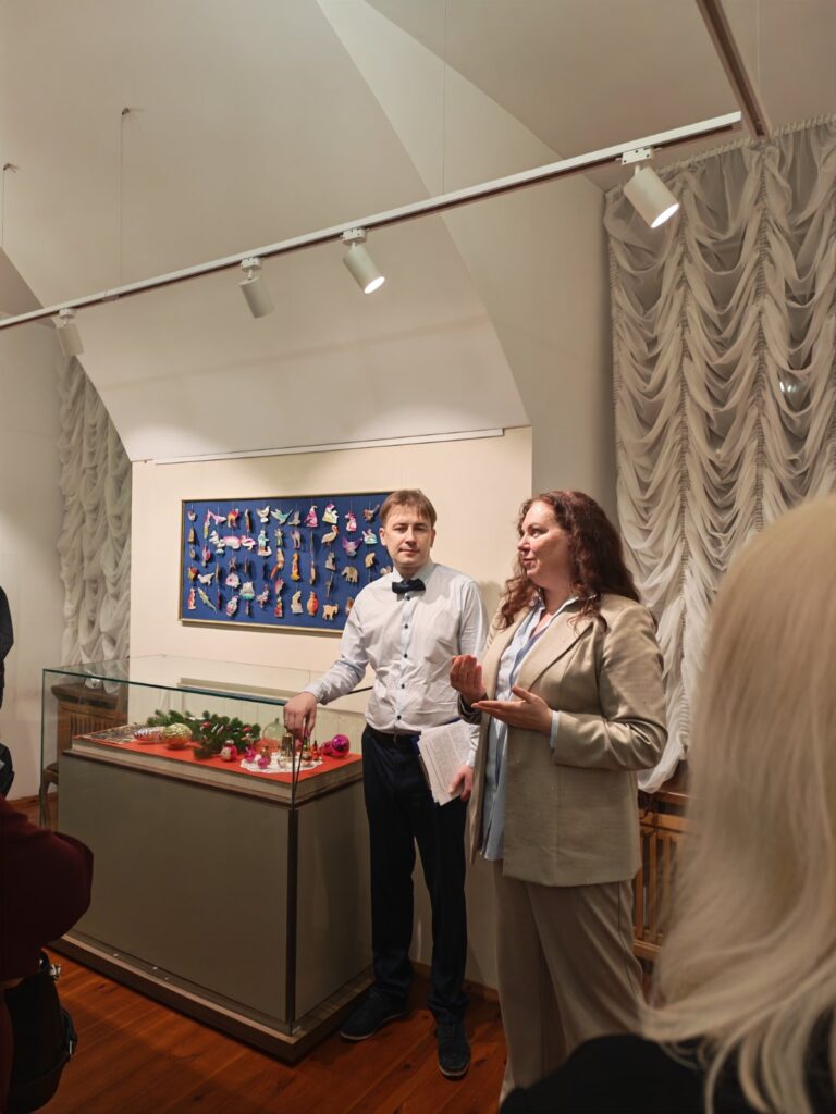 Открытие выставки члена БелРООК «Что растет на елке».