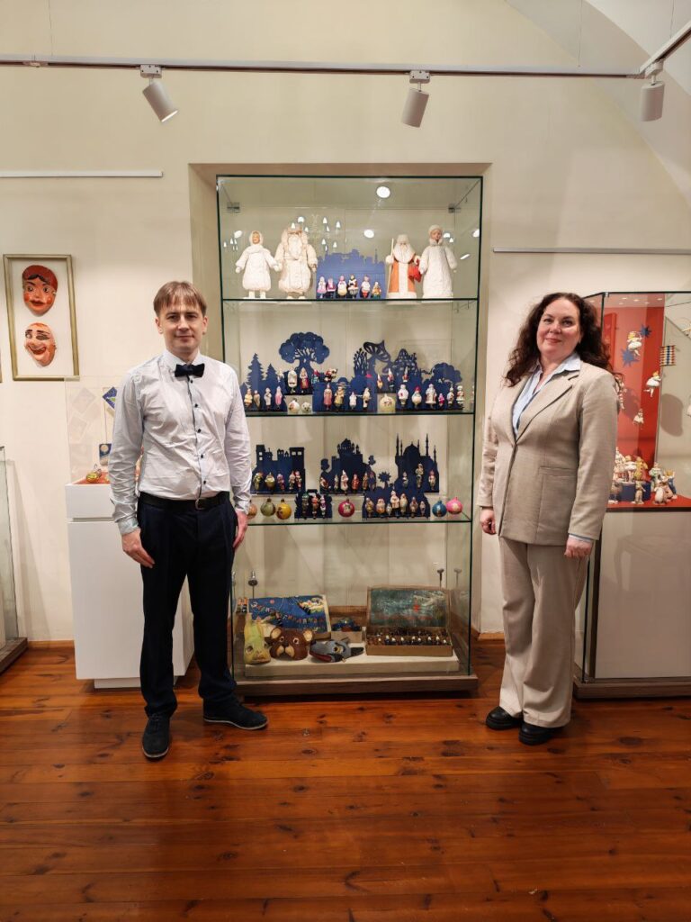 Открытие выставки члена БелРООК «Что растет на елке».