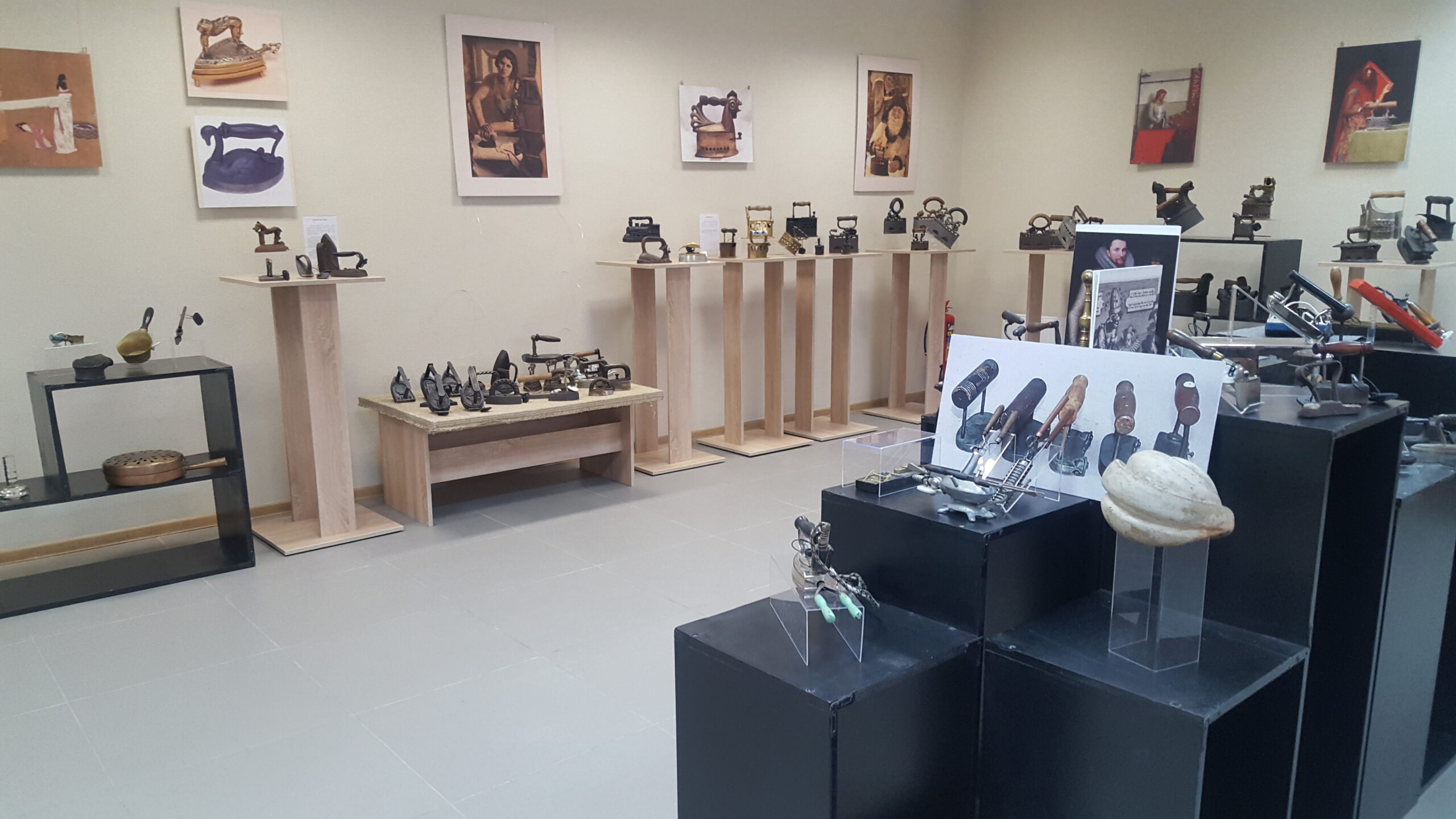 Выставка «Музея утюга» в Жлобинском краеведческом музее