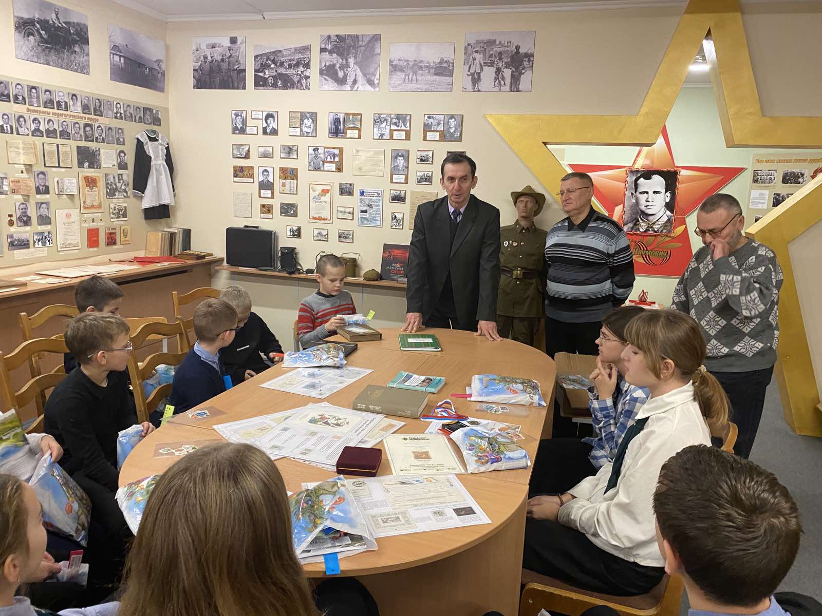 Предновогодняя встреча в кружке “Юный филателист”