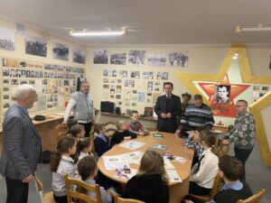Предновогодняя встреча в кружке “Юный филателист”