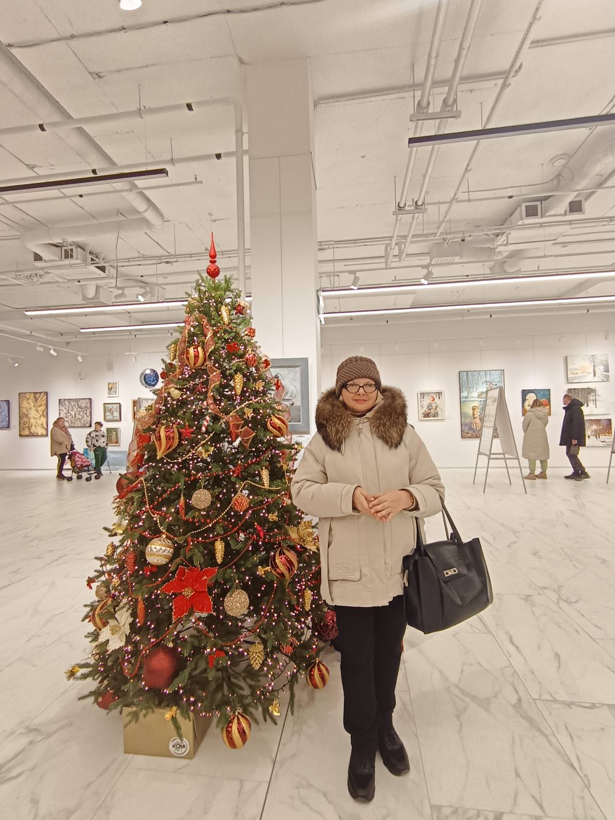 Новые грани искусства в арт-пространстве VivaKolaArt. Новогоднее настроение в ТЦ Призма.