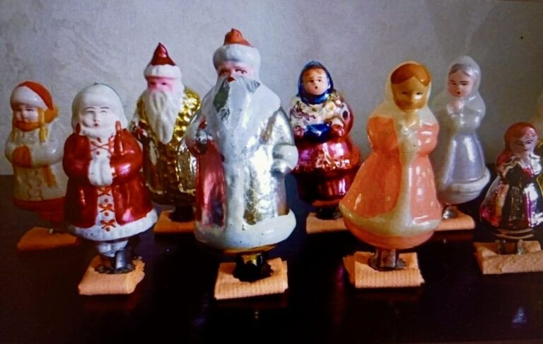 В Могилеве работает выставка елочных игрушек, открыток и карнавальных масок времен СССР