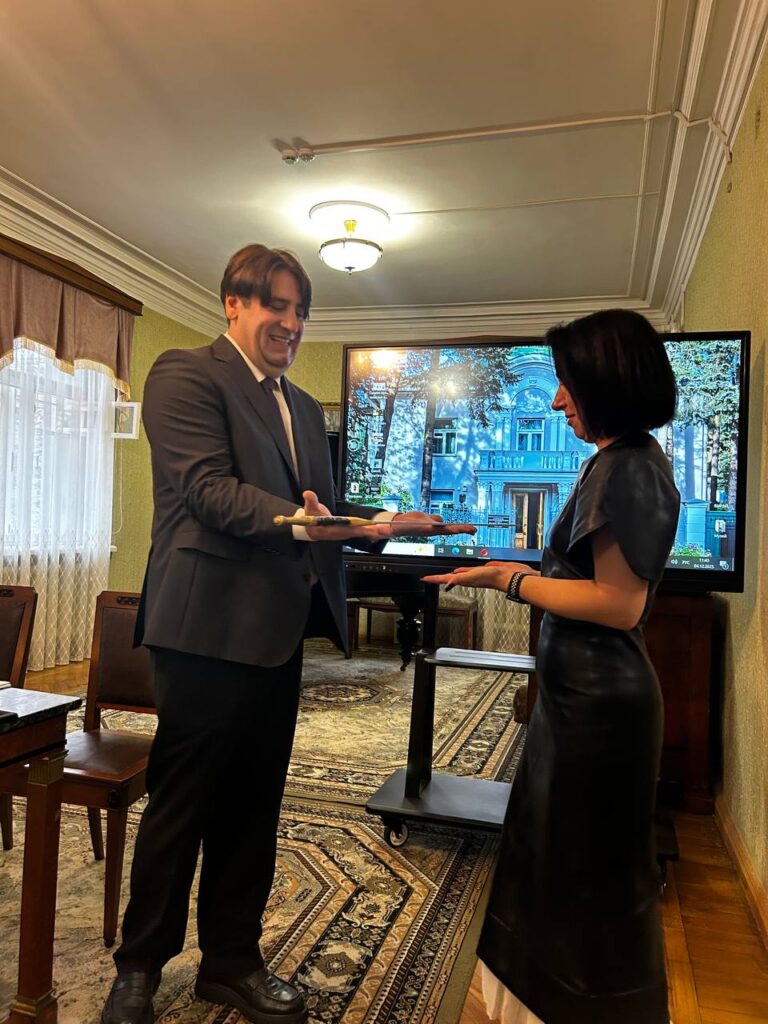 Подарок музею Якуба Коласа от члена БелРООК