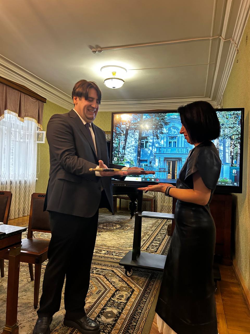 Подарок музею Якуба Коласа от члена БелРООК