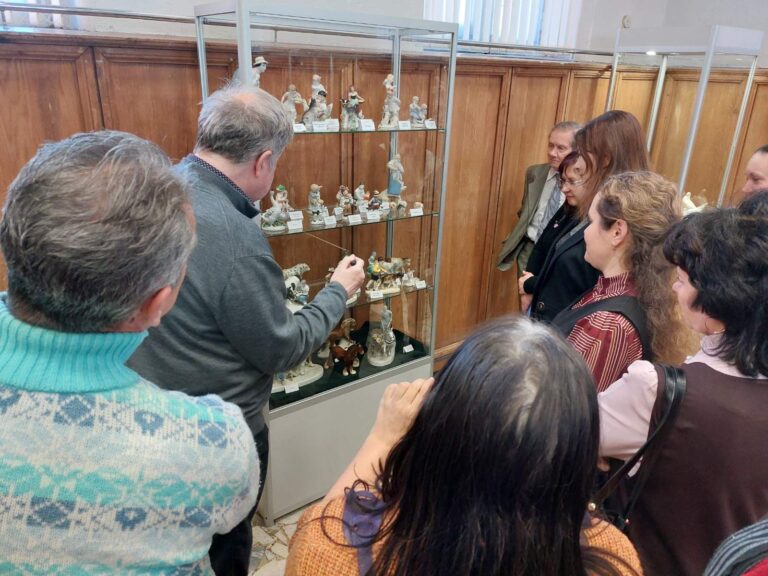 От сказочных волков до цирковых медведей. Коллекцию фарфоровой анималистики представили в Минске