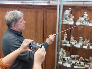 От сказочных волков до цирковых медведей. Коллекцию фарфоровой анималистики представили в Минске
