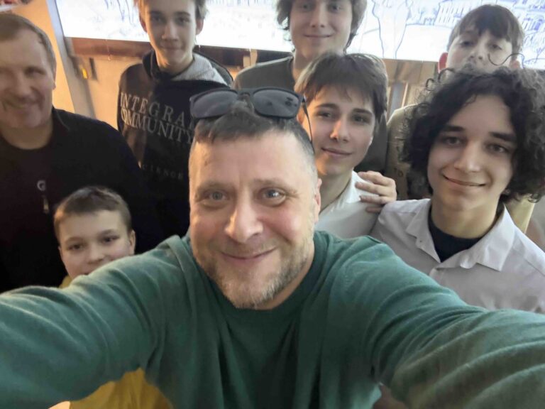 Занятие в клубе юных коллекционеров