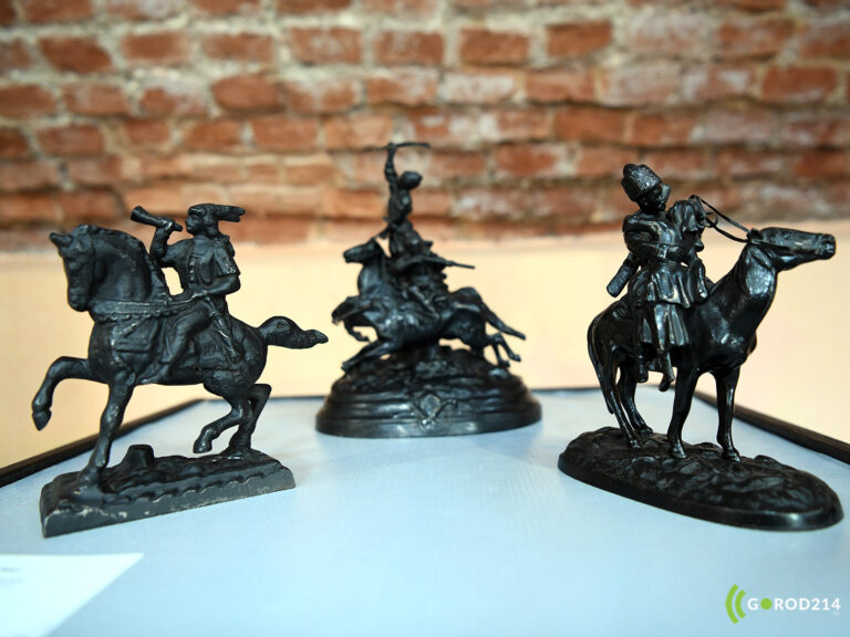 В Полоцке приглашают на выставку члена БелРООК «Застывший огонь: искусство чугунного литья». Рассказываем, что в ней особенного